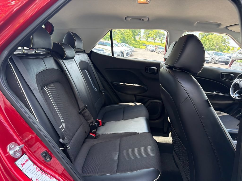 Used 2025 Hyundai Venue Limited FWD image 50