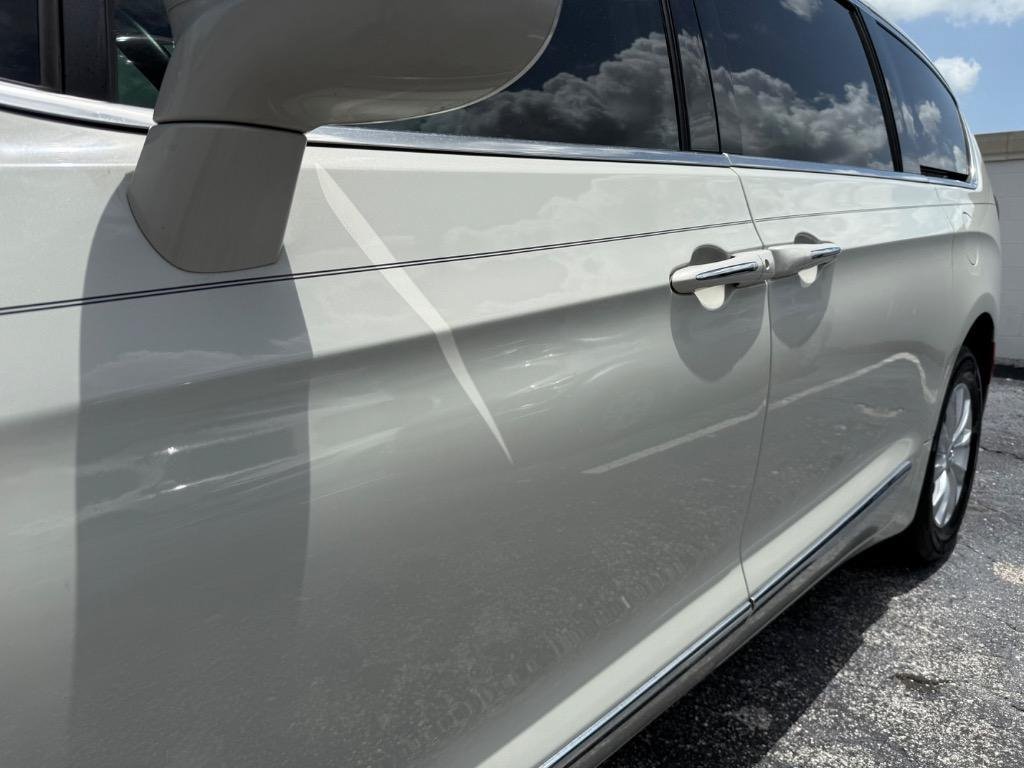 Used 2017 Chrysler Pacifica Touring-L FWD image 6