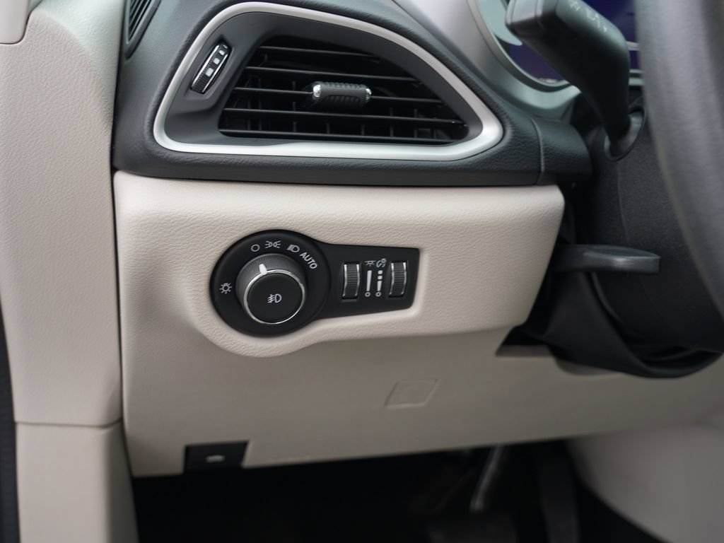 Used 2017 Chrysler Pacifica Touring Plus FWD image 16