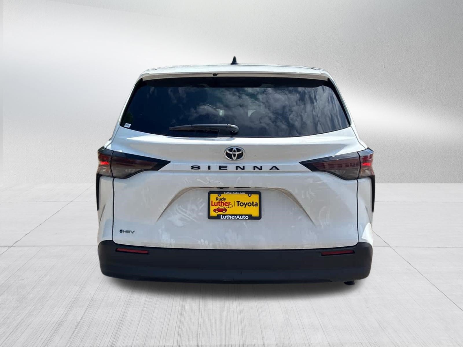Used 2026 Toyota Sienna LE FWD image 5