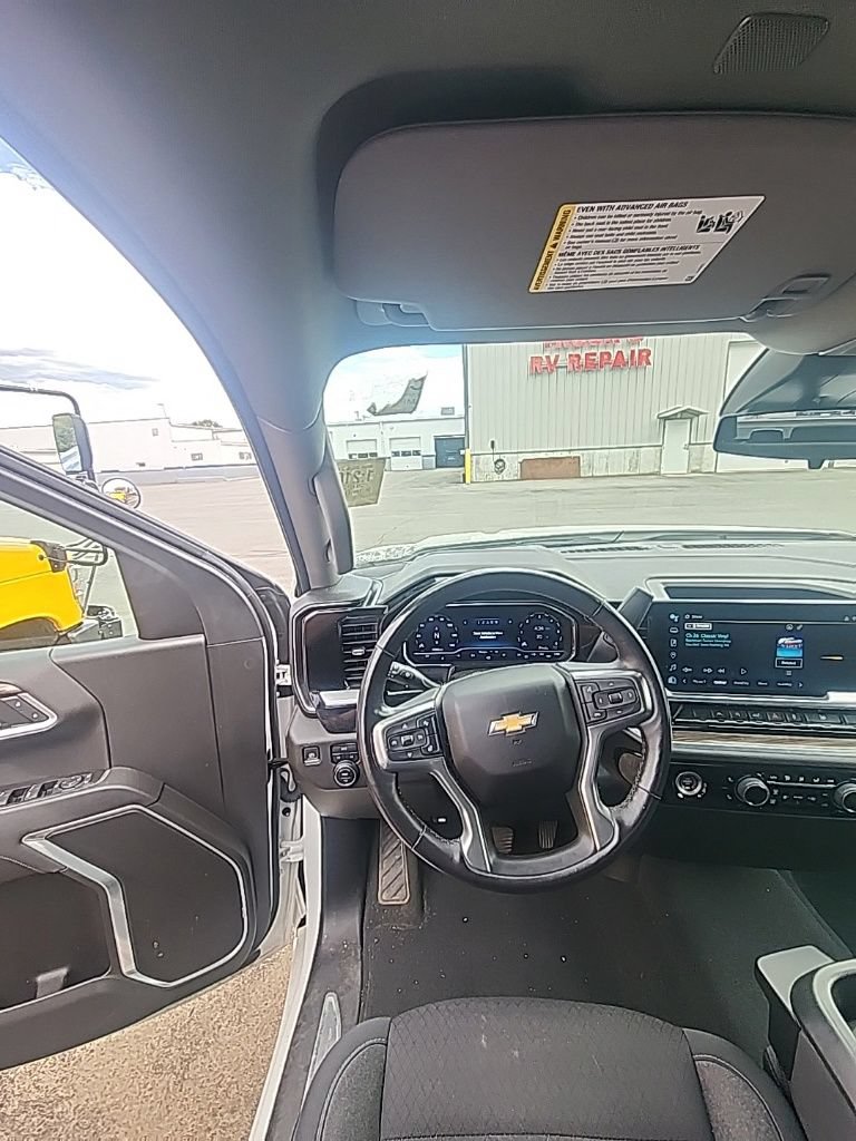 Used 2022 Chevrolet Silverado 1500 LT AWD/4WD image 2