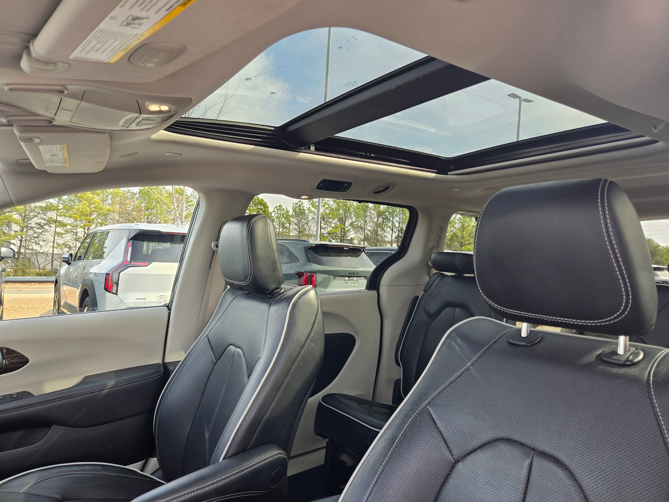 Used 2023 Chrysler Pacifica Limited image 31