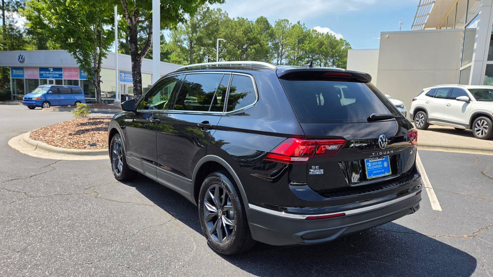 Certified 2023 Volkswagen Tiguan SE w/ Panoramic Sunroof Package FWD image 3