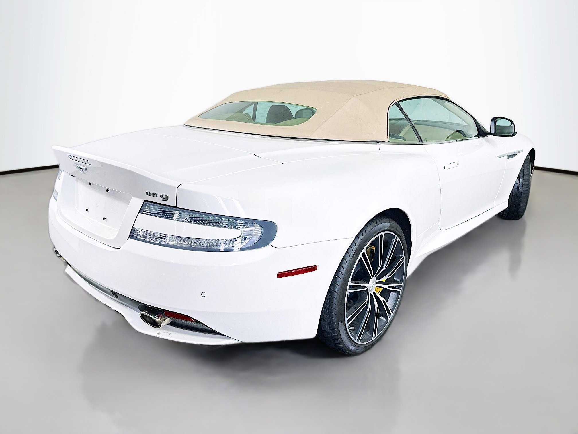 Used 2015 Aston Martin DB9 Volante image 7