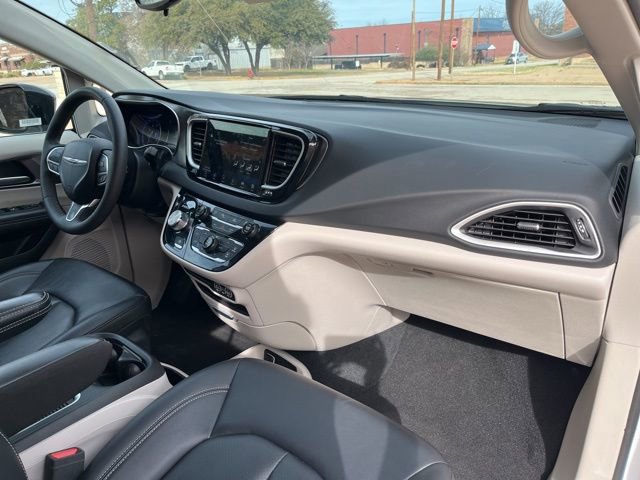 Used 2024 Chrysler Pacifica Touring-L image 28