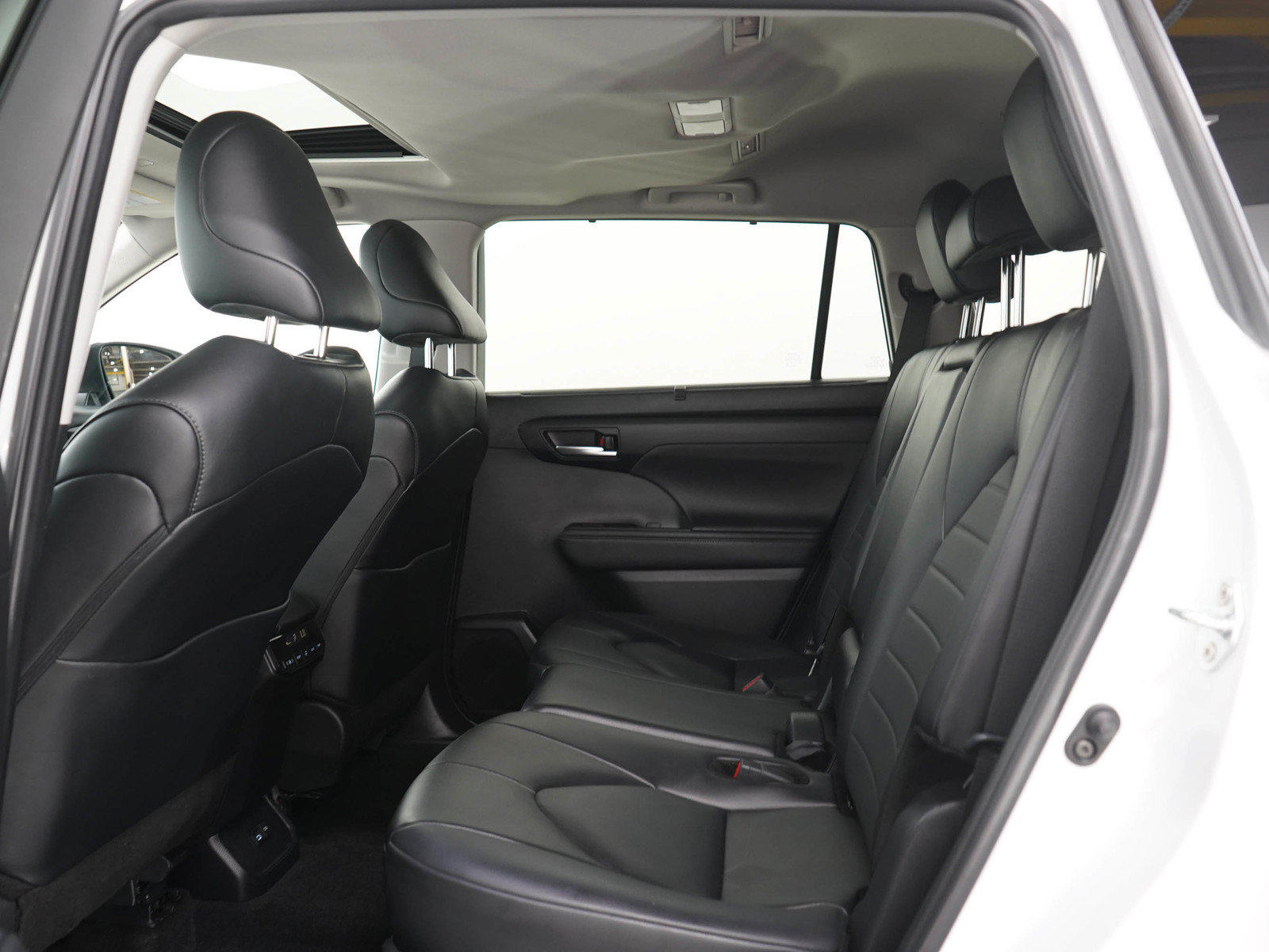 Used 2024 Toyota Highlander XLE AWD/4WD image 16