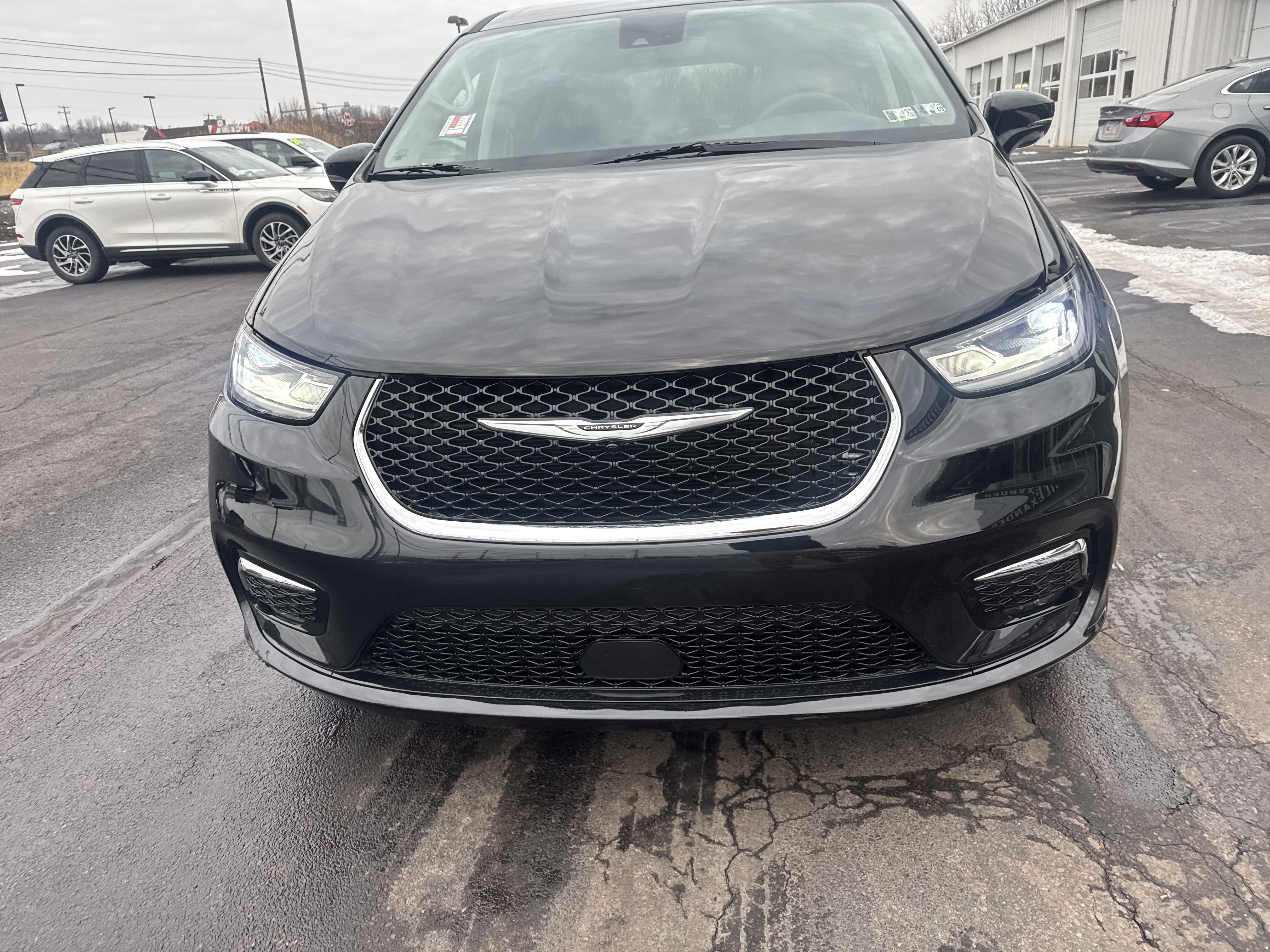 Used 2024 Chrysler Pacifica Touring-L image 9