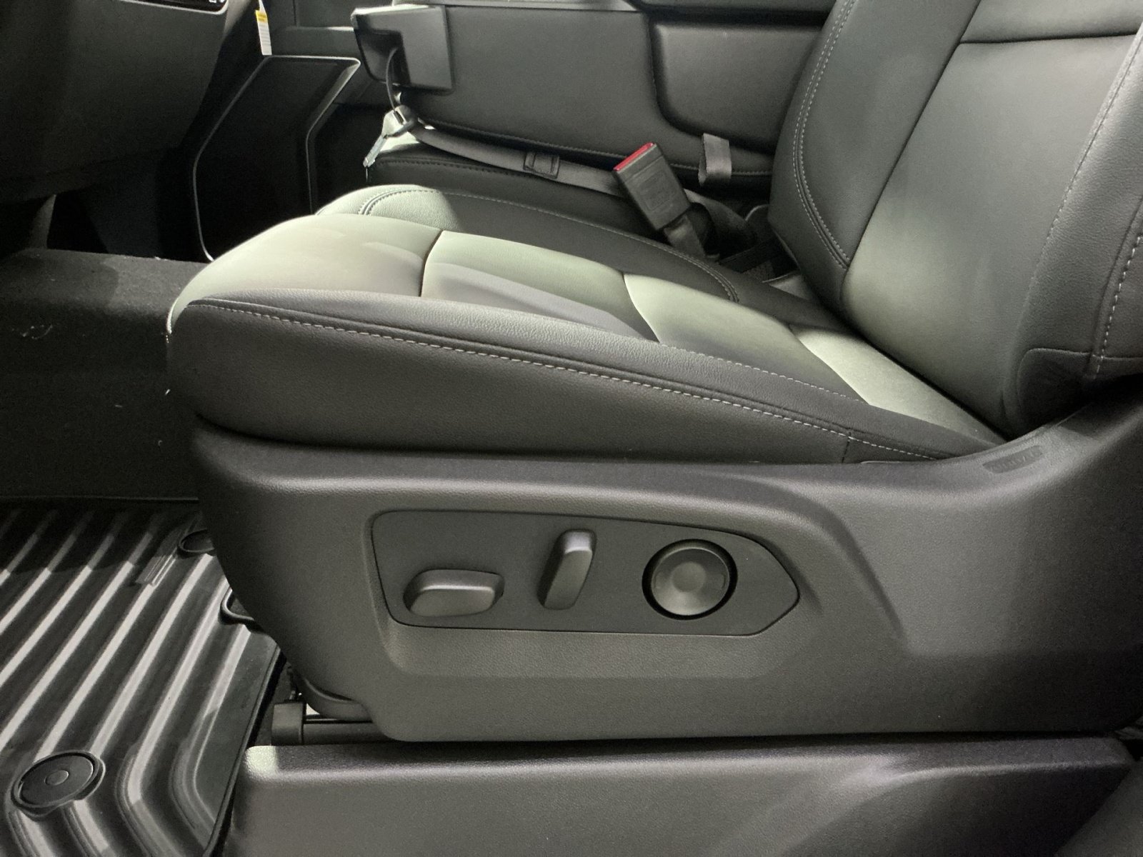 New 2026 Chevrolet Silverado 1500 LT w/ Leather Package AWD/4WD image 15