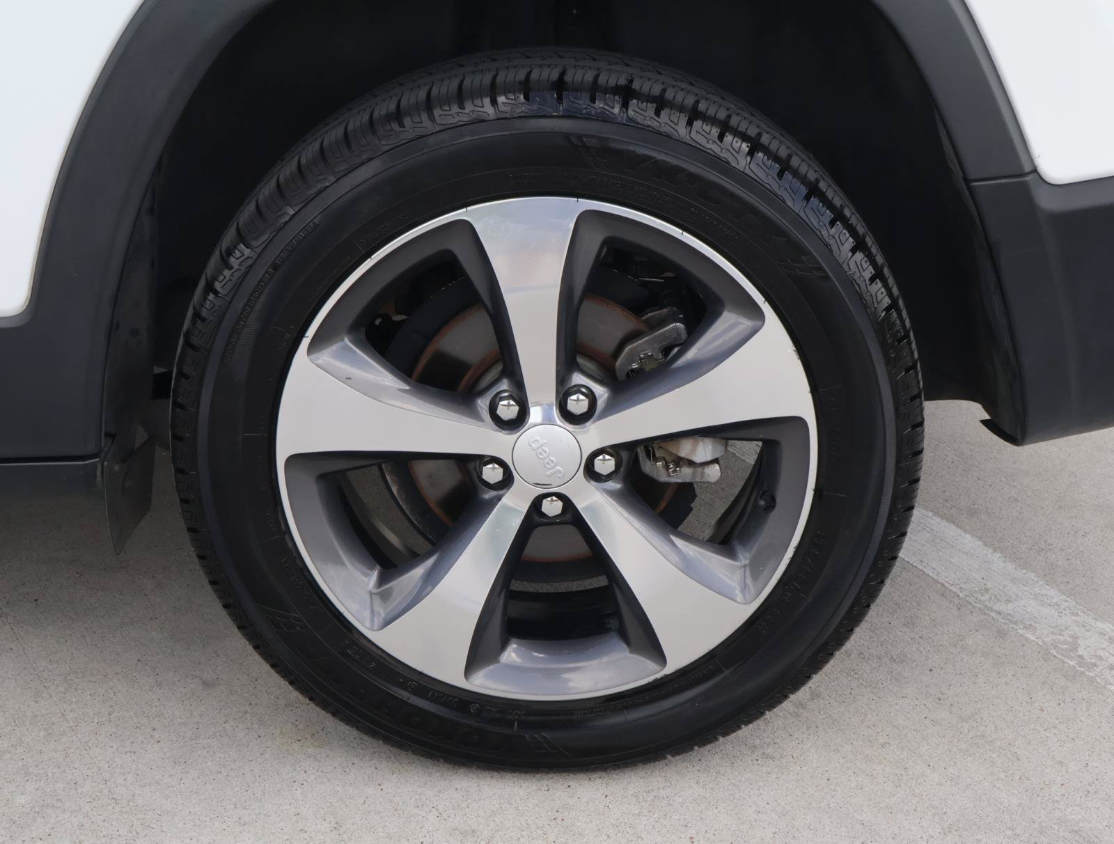 Used 2019 Jeep Cherokee Limited w/ Technology Group FWD image 9