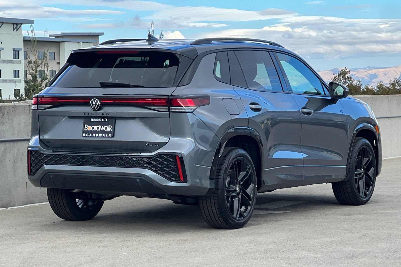 New 2026 Volkswagen Tiguan SE R-Line AWD/4WD image 4