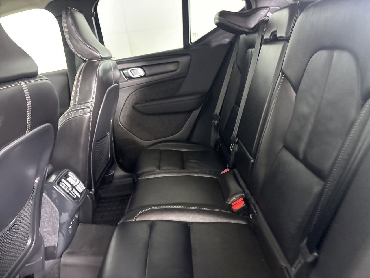 Used 2024 Volvo XC40 B5 Ultimate w/ Protection Package Premier image 20