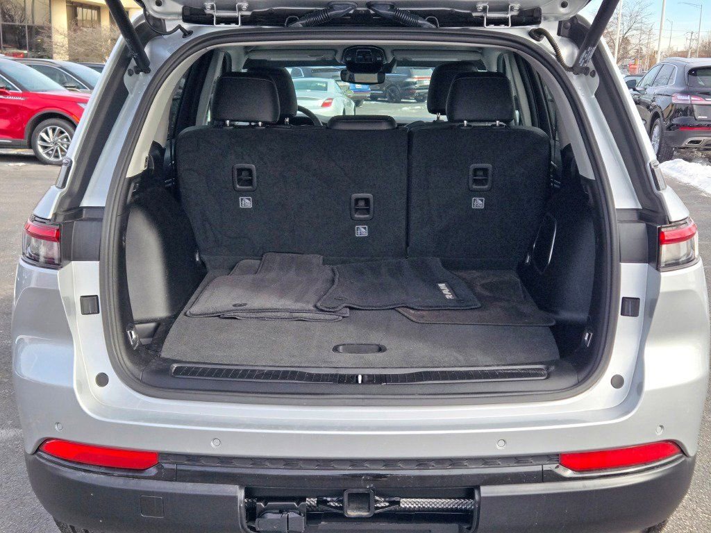 Used 2024 Jeep Grand Cherokee Limited w/ Black Appearance Package image 12