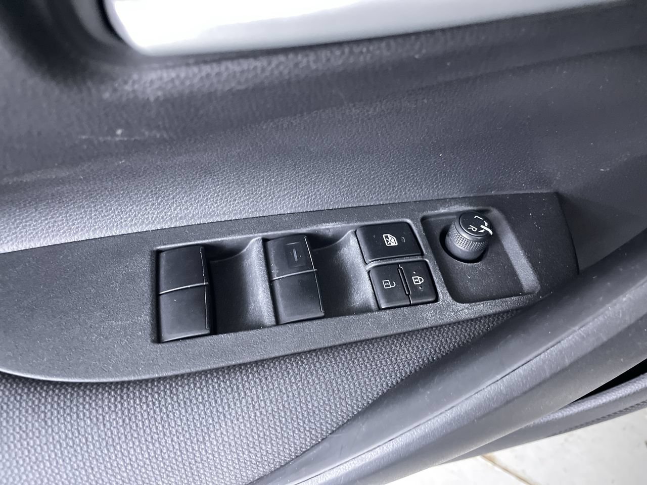 Used 2020 Toyota Corolla LE FWD image 11
