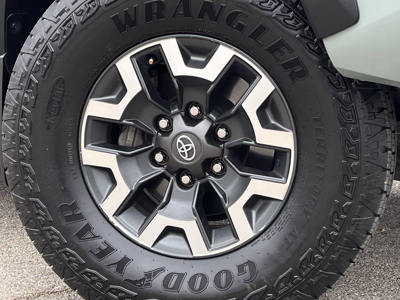 Used 2022 Toyota Tacoma TRD Off-Road w/ Technology Package AWD/4WD image 28