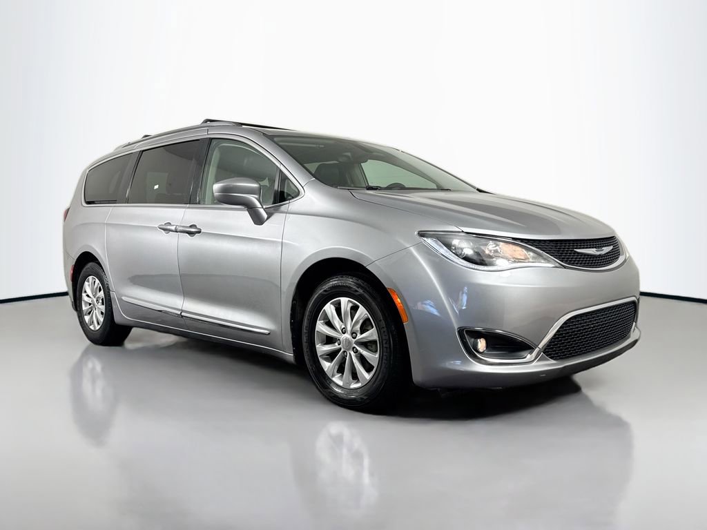 Used 2018 Chrysler Pacifica Touring-L FWD image 3