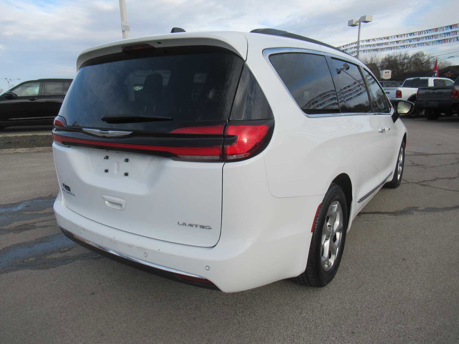 Used 2023 Chrysler Pacifica Limited image 8