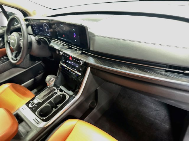 Certified 2024 Kia Carnival SX Prestige FWD image 32