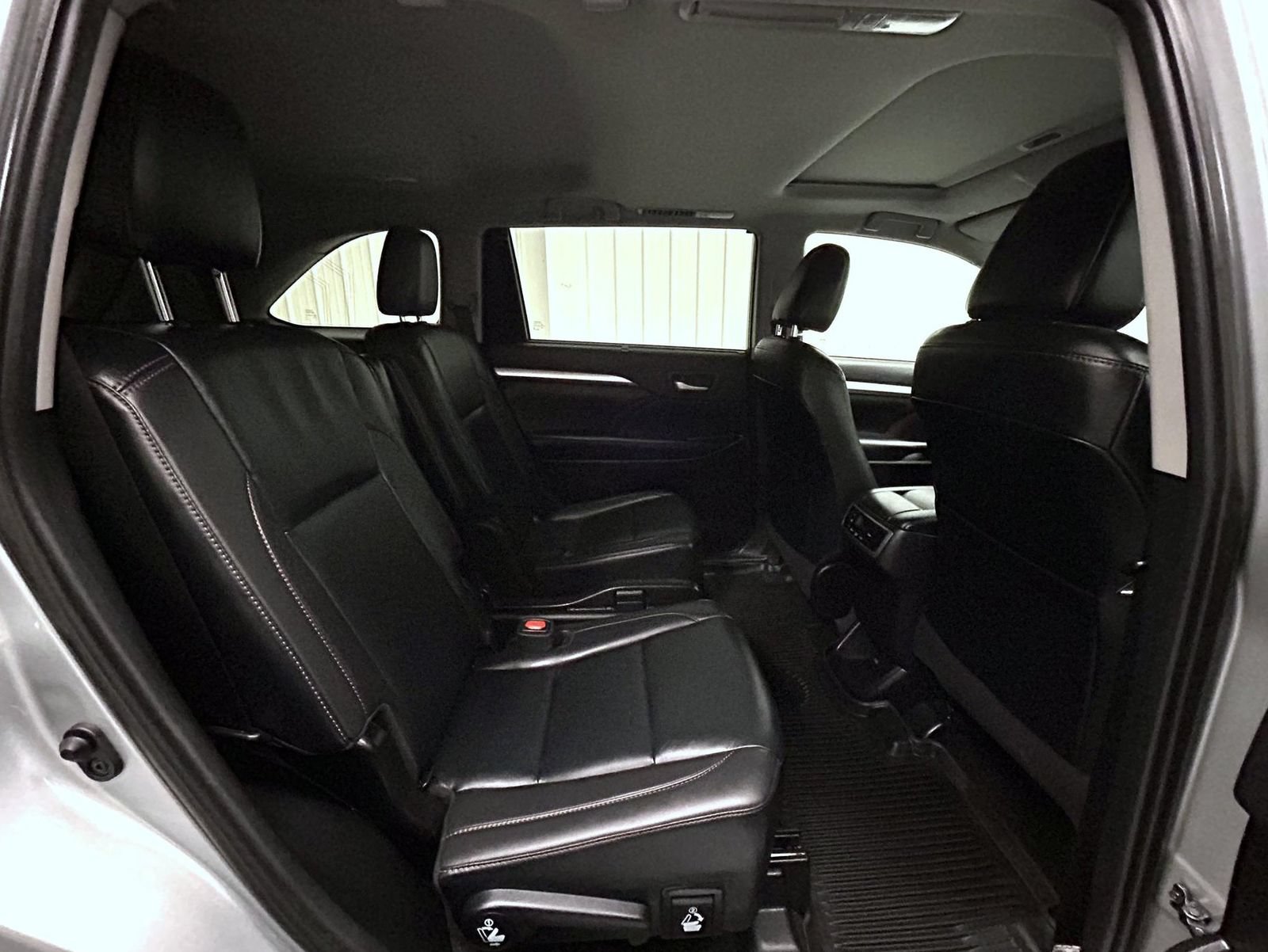 Used 2019 Toyota Highlander XLE AWD/4WD image 18