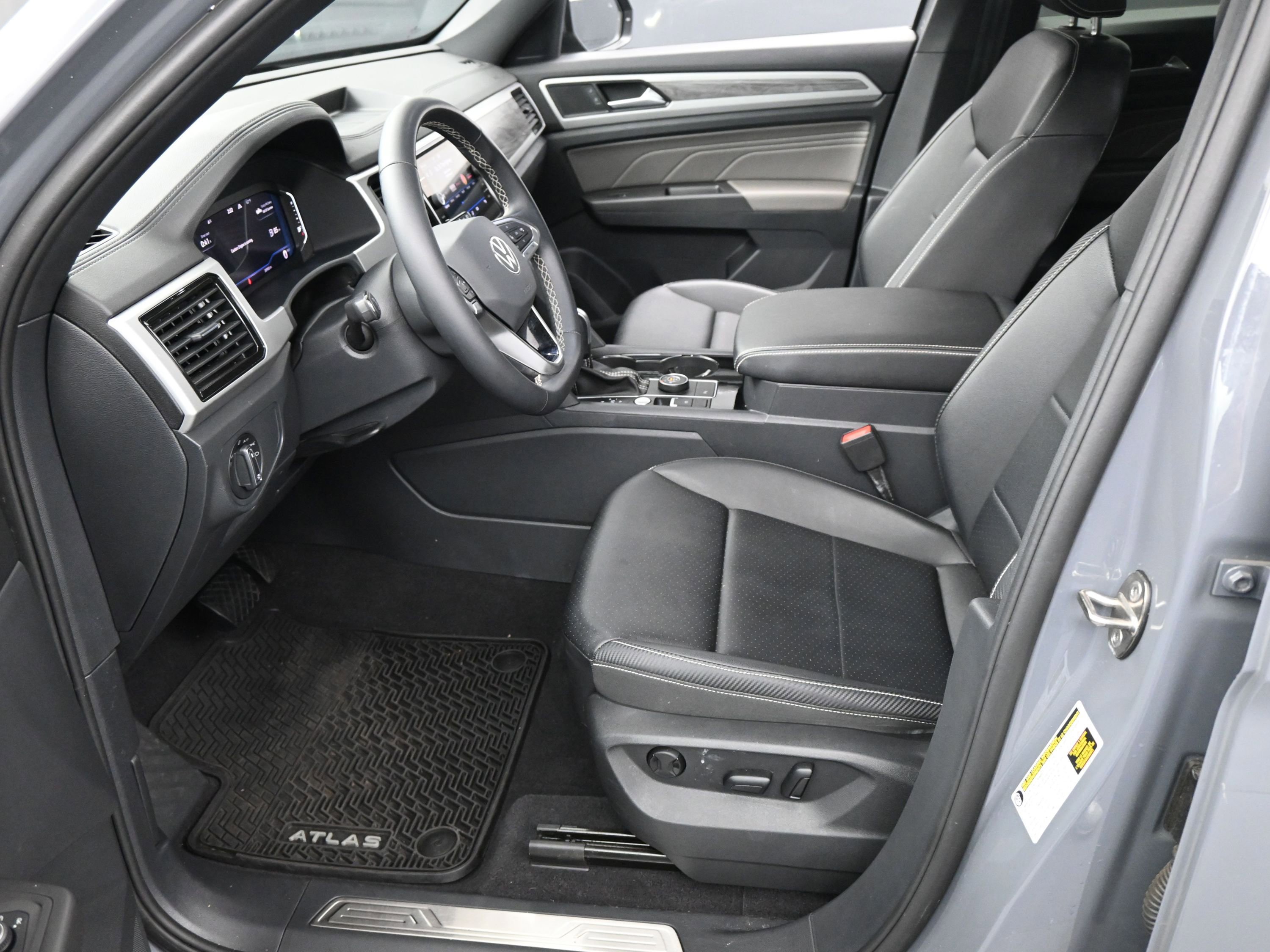 Used 2023 Volkswagen Atlas Cross Sport SE image 5