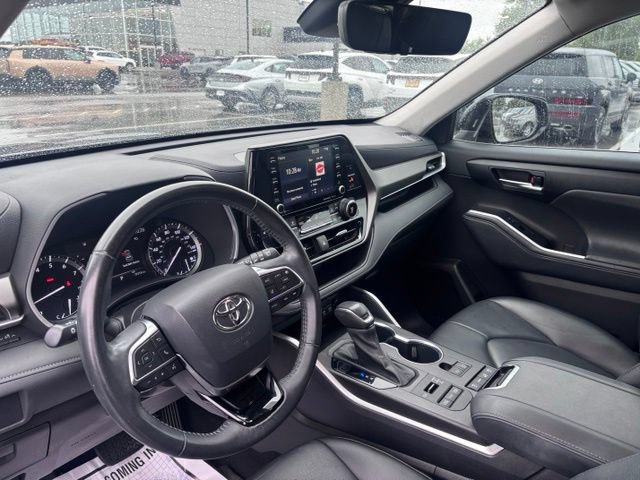 Used 2021 Toyota Highlander XLE AWD/4WD image 16
