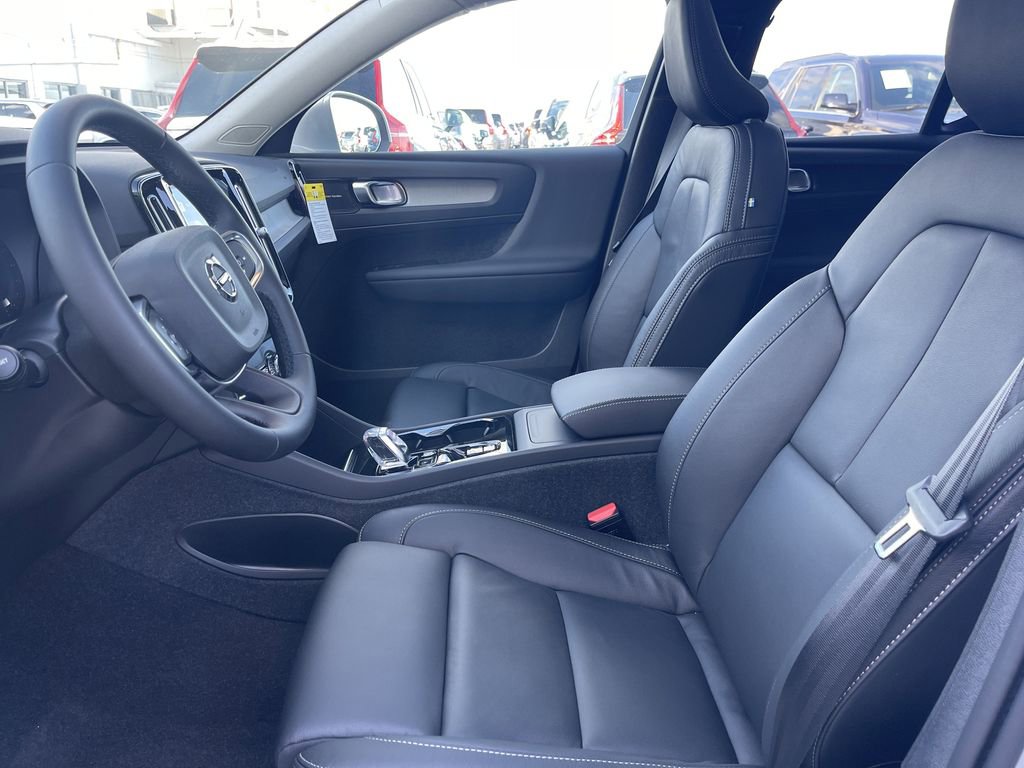 Used 2024 Volvo XC40 B5 Plus image 11