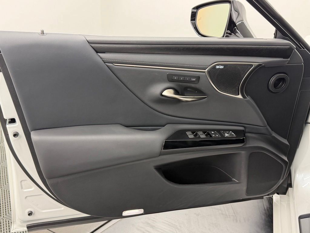 Used 2025 Lexus ES 300h w/ Luxury Package FWD image 20