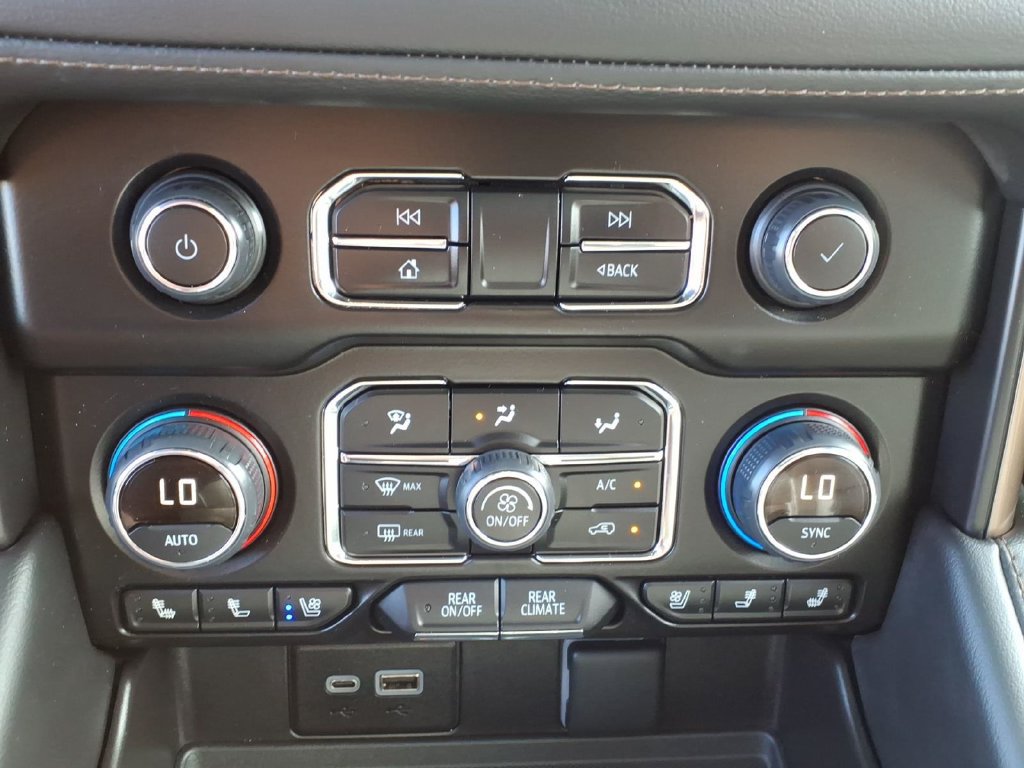 Used 2024 Chevrolet Tahoe High Country AWD/4WD image 9