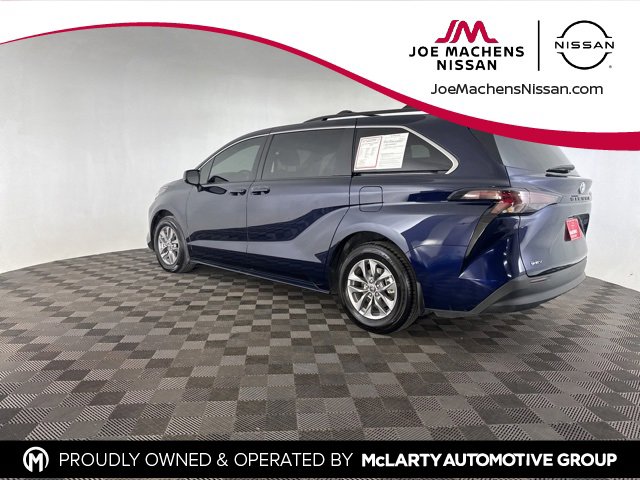 Used 2025 Toyota Sienna LE image 8