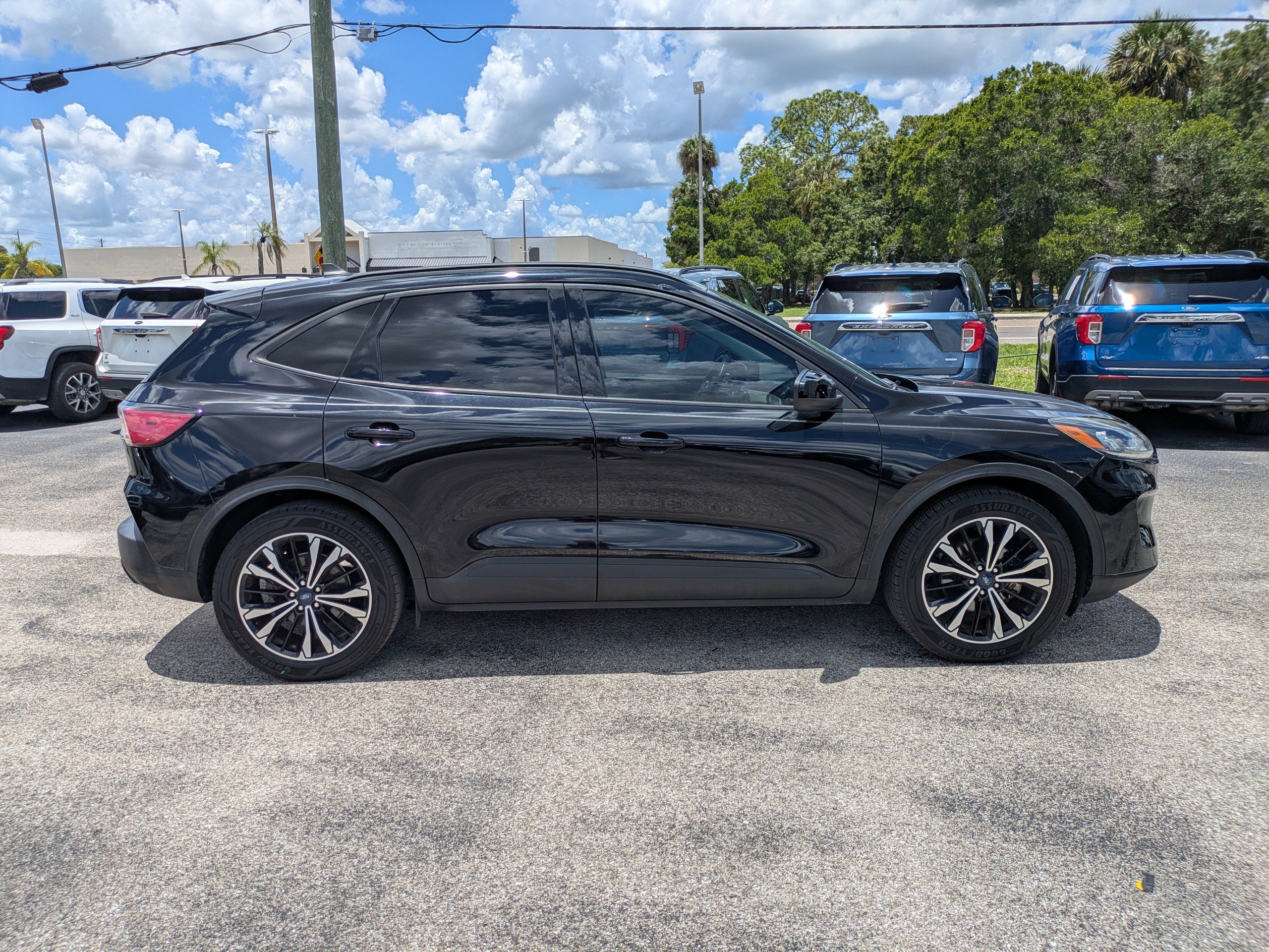 Used 2022 Ford Escape SE w/ SE Sport Appearance Package FWD image 3