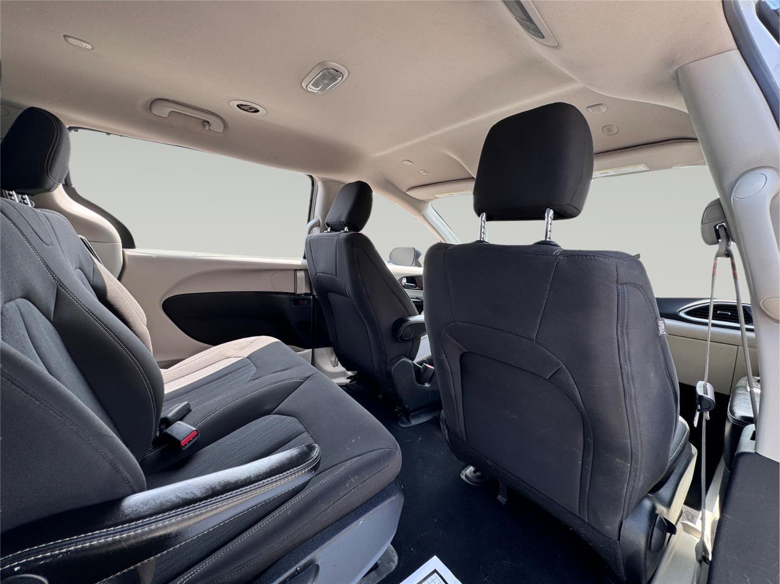 Used 2020 Chrysler Voyager L image 21