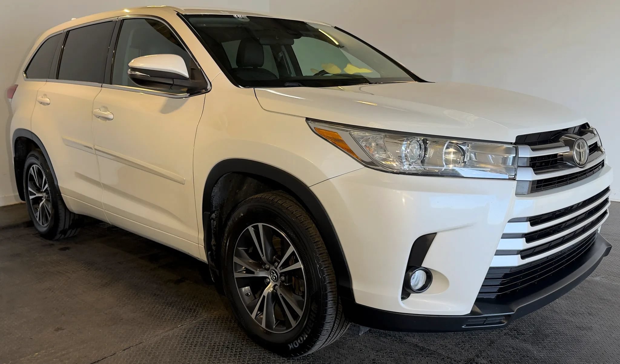 Used 2017 Toyota Highlander LE AWD/4WD image 2