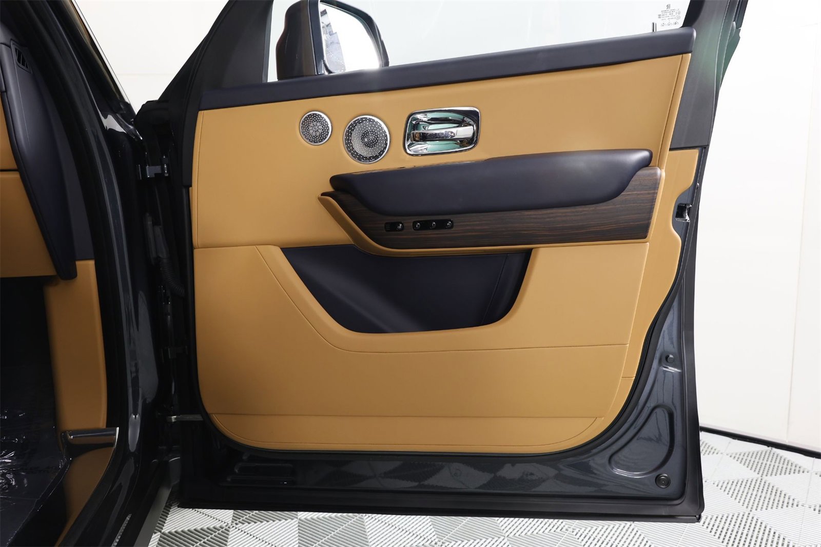 Certified 2024 Rolls-Royce Cullinan image 23