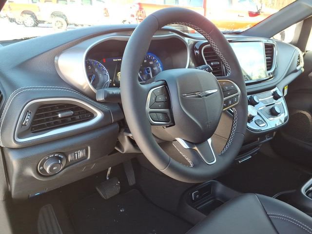 New 2026 Chrysler Pacifica Select image 14