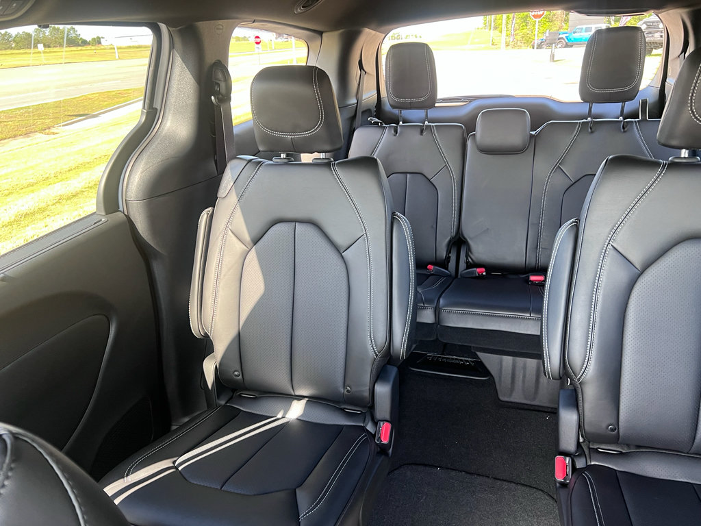 New 2026 Chrysler Pacifica Select FWD image 26