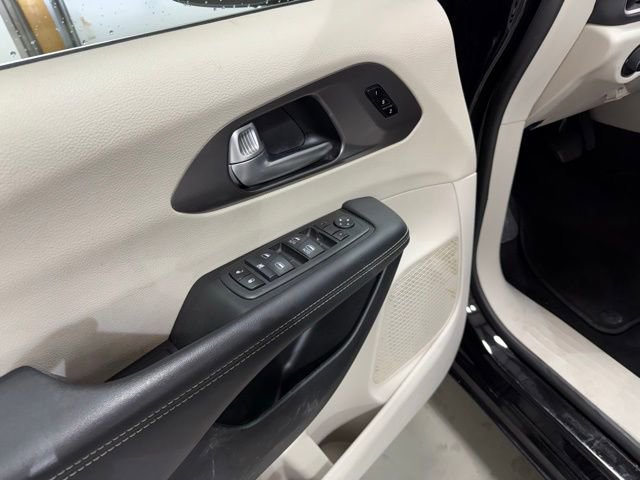 Used 2024 Chrysler Pacifica Touring-L image 12