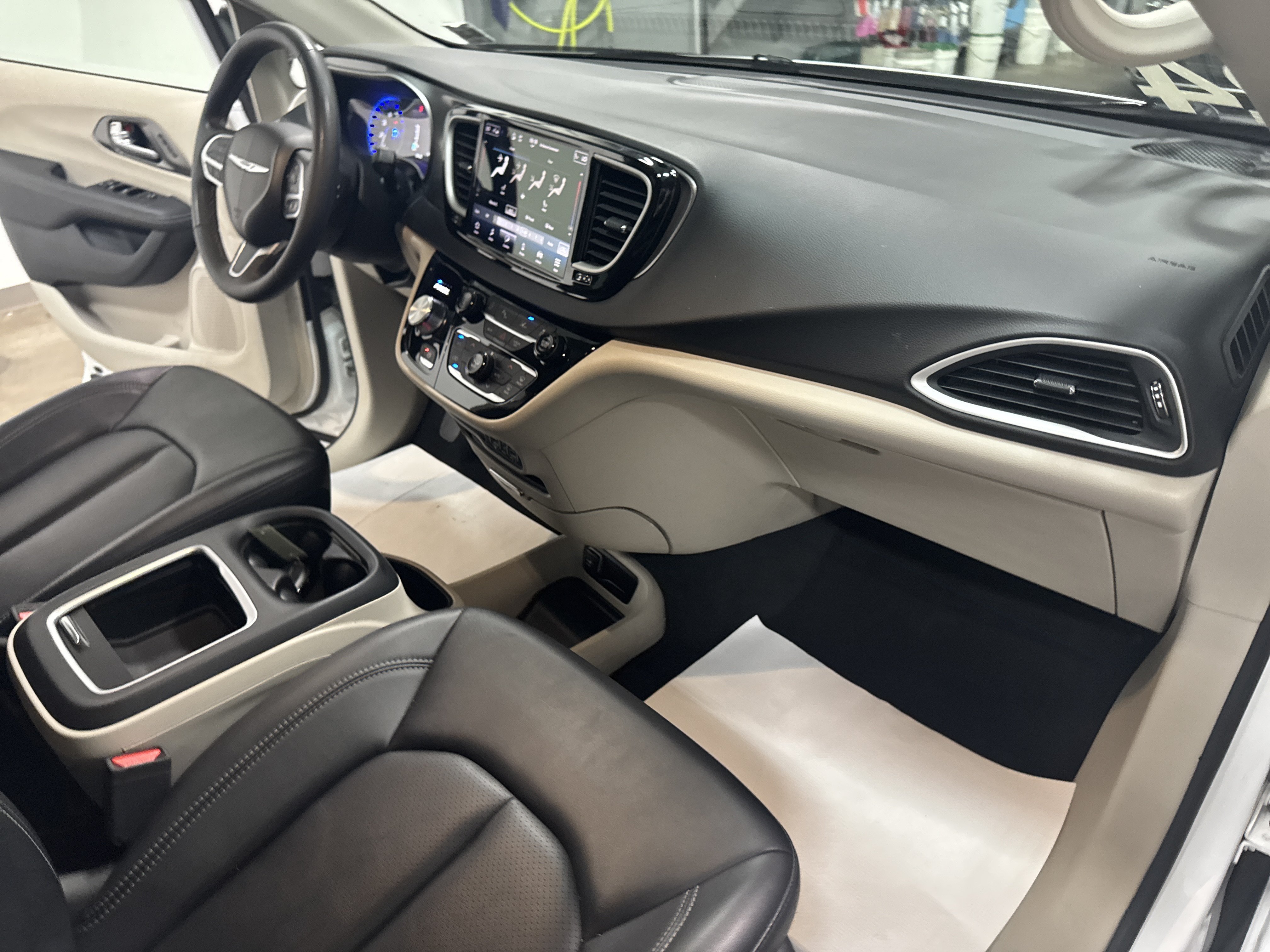 Used 2024 Chrysler Pacifica Touring-L FWD image 42