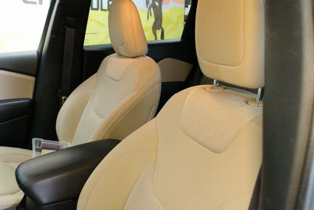 Used 2017 Jeep Cherokee Sport image 19