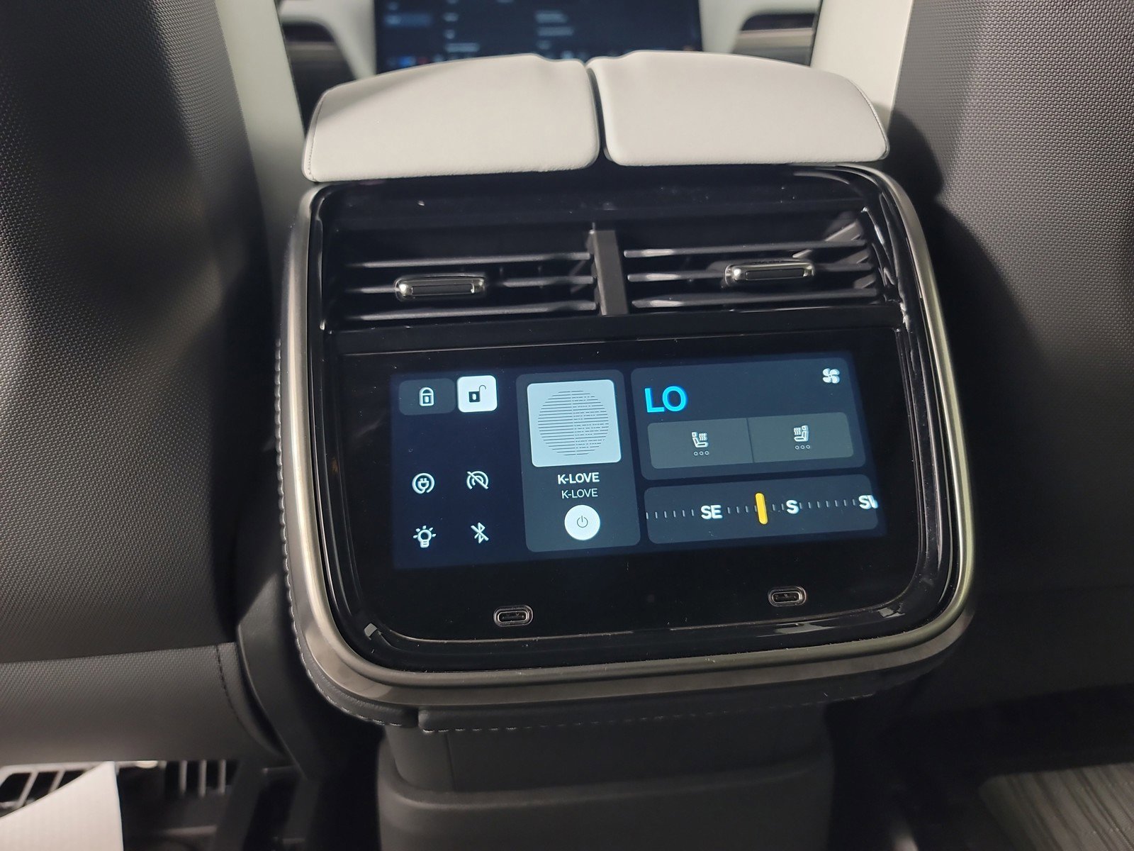 Used 2024 Rivian R1S Adventure image 30