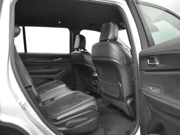 Used 2024 Jeep Grand Cherokee L Laredo image 18
