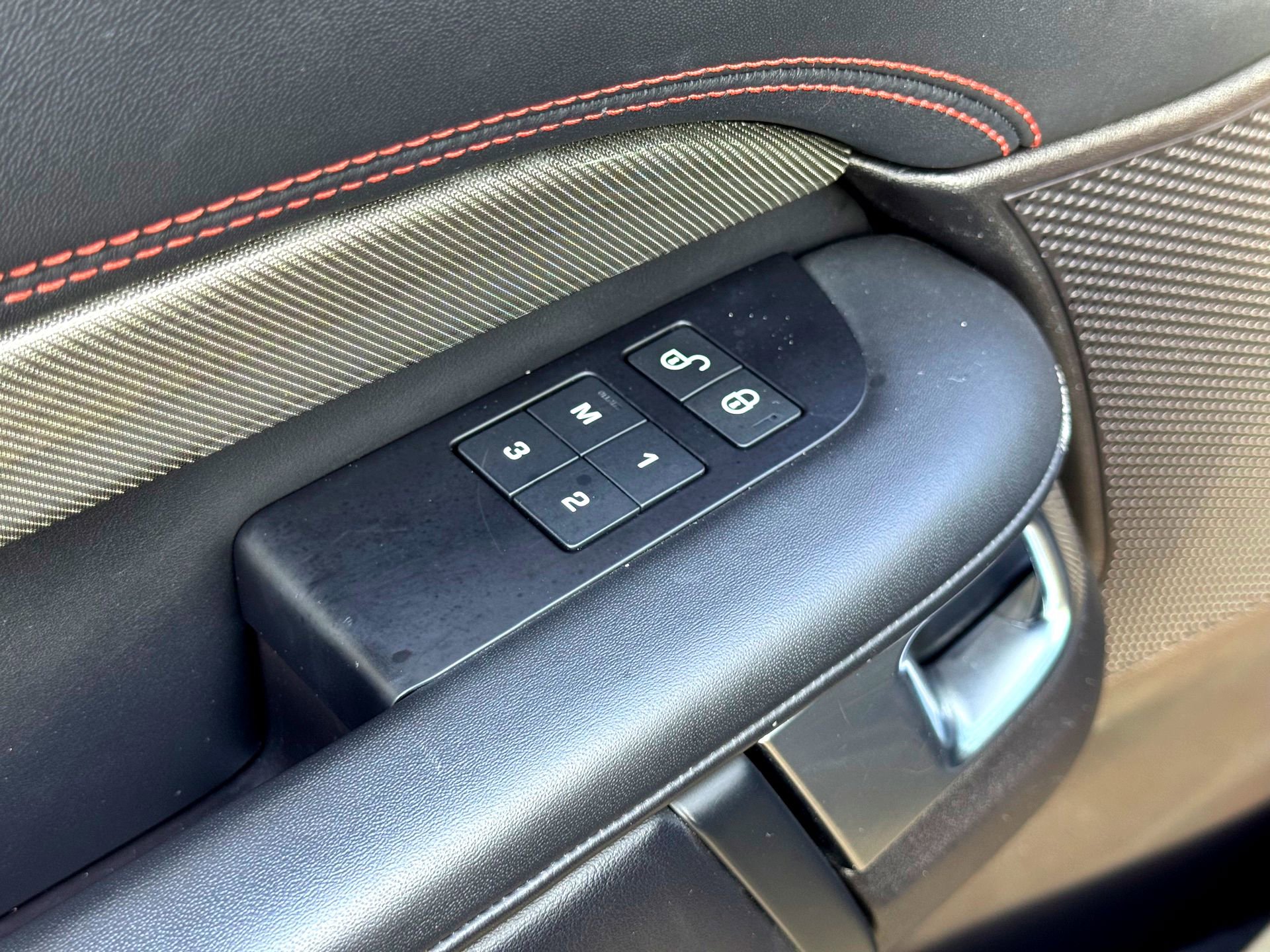 Used 2018 Land Rover Discovery HSE image 20