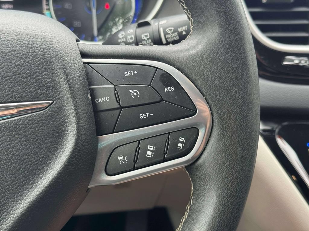 Used 2023 Chrysler Pacifica Touring-L FWD image 25