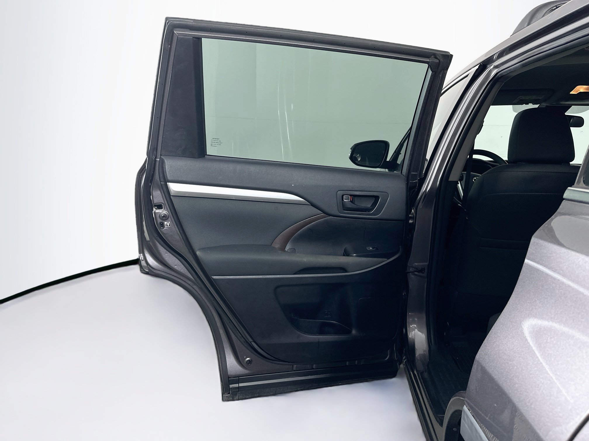 Used 2019 Toyota Highlander LE FWD image 25