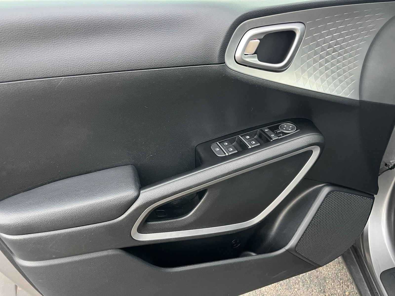Used 2025 Kia Soul LX w/ LX Technology Package FWD image 18
