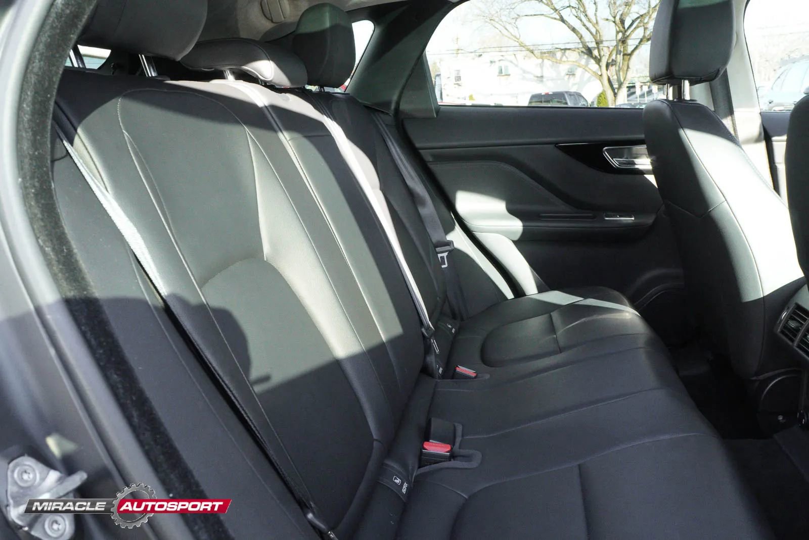 Used 2019 Jaguar F-PACE Premium image 39