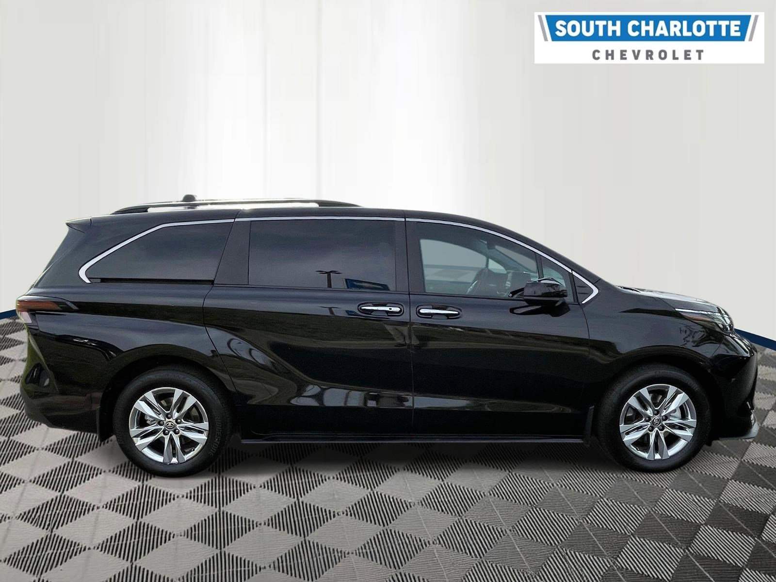 Used 2024 Toyota Sienna XLE FWD image 4