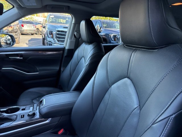 Used 2020 Toyota Highlander Limited image 12