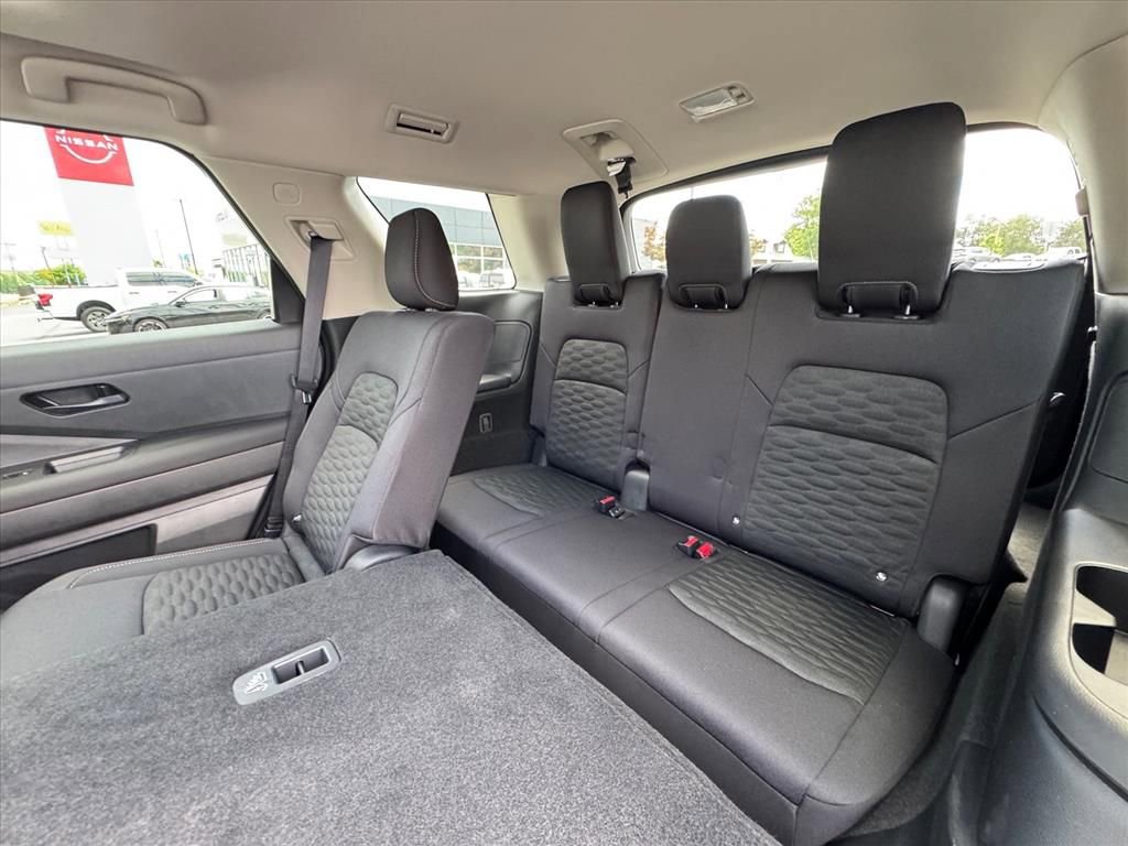 Used 2026 Nissan Pathfinder SV w/ SV Premium Package AWD/4WD image 13