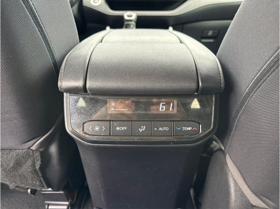 Used 2020 Toyota Highlander LE FWD image 33
