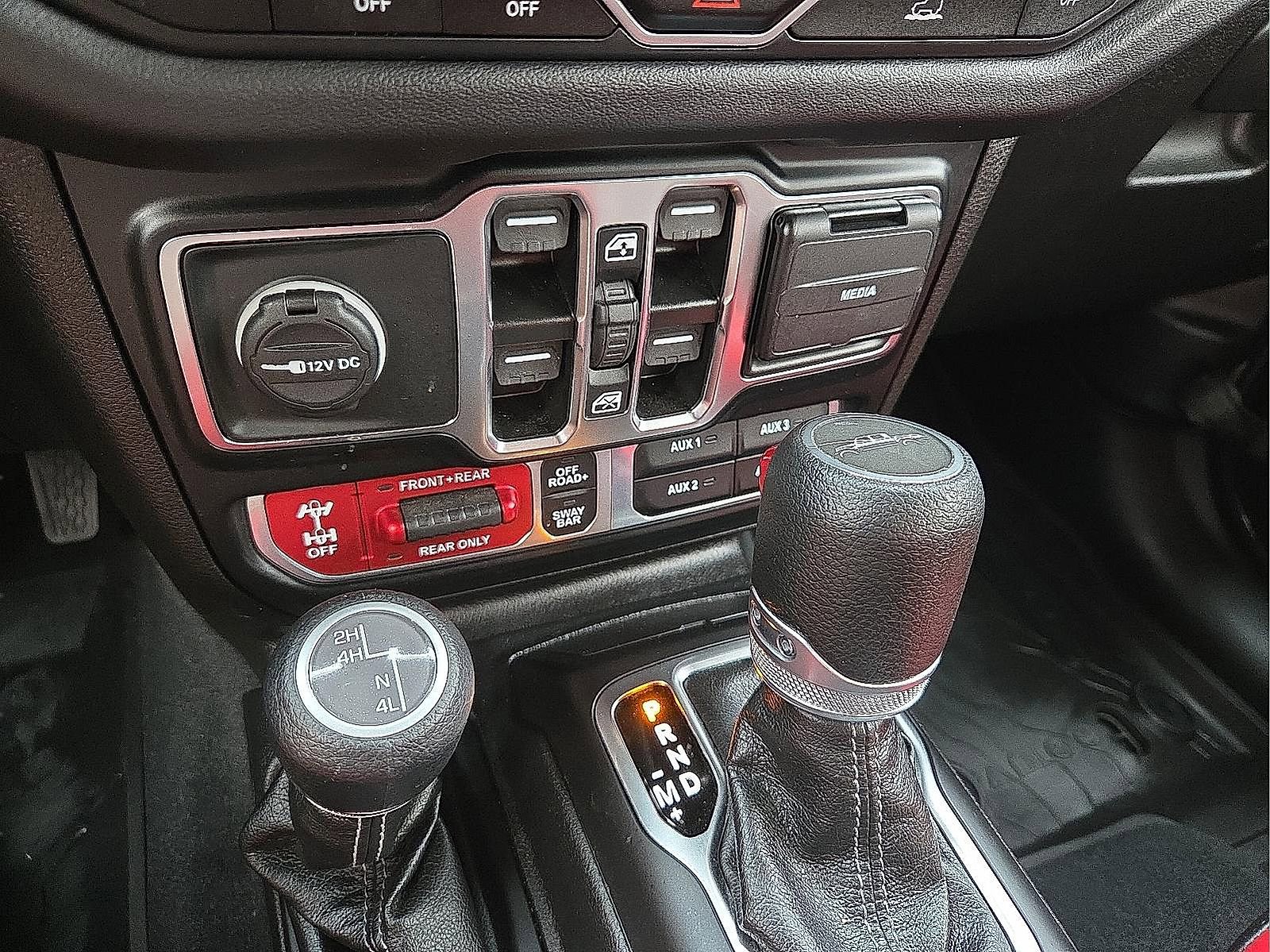 Used 2024 Jeep Gladiator Rubicon w/ Technology Group AWD/4WD image 20