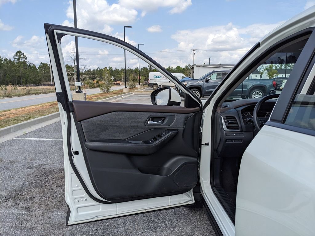 Used 2023 Nissan Rogue SV image 52